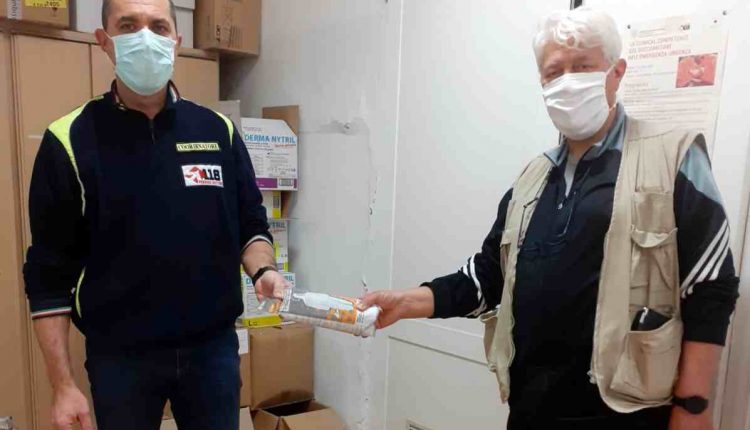 Coronavirus, il cuore sopra la divisa: Cig o non cig, gli autisti del Dozza donano tute e zaini Spencer al 118 di Ferrara | Emergency Live