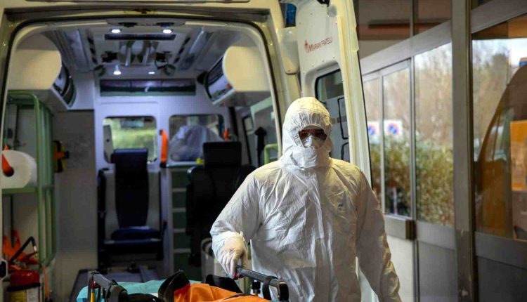 Coronavirus, altri 236 morti ma il numero dei positivi continua a calare: -1.513 | Emergency Live