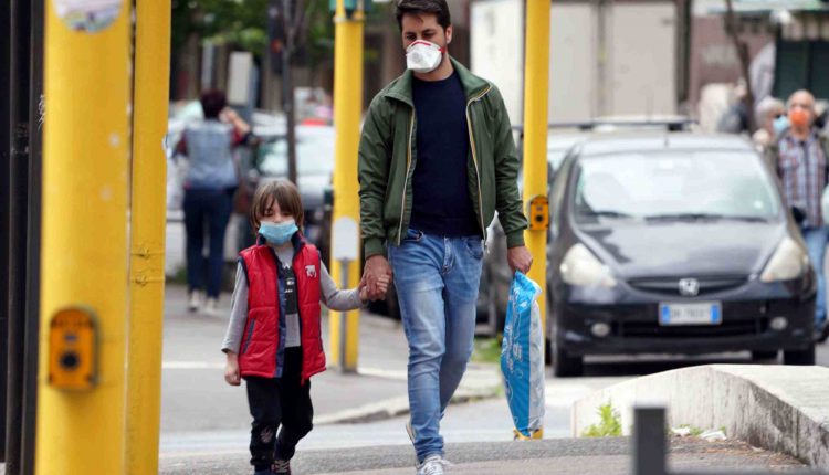 Coronavirus. Rabbia, pianti, disturbi del sonno: il 98% dei pediatri segnala aumento di disagi nei bambini | Emergency Live