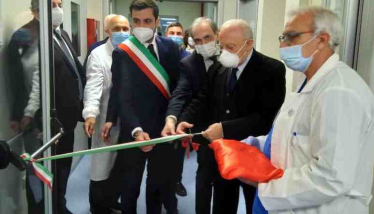 Nuovo reparto di terapia intensiva per il Covid hospital in provincia di Napoli | Emergency Live