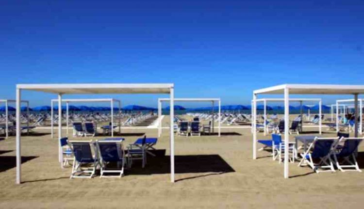 COVID-19, quali rischi e come comportarsi in spiaggia: le indicazioni dell’ISS per bagnanti e gestori di stabilimenti | Emergency Live