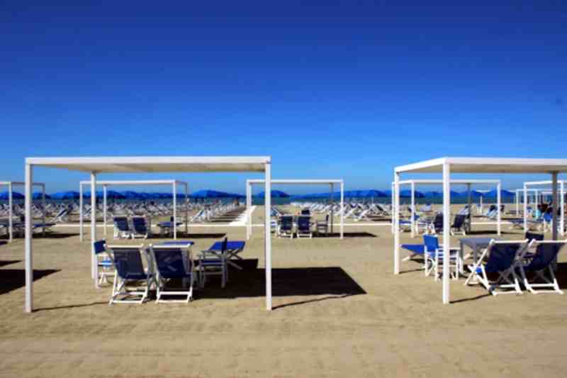 COVID-19, quali rischi e come comportarsi in spiaggia: le indicazioni dell’ISS per bagnanti e gestori di stabilimenti | Emergency Live