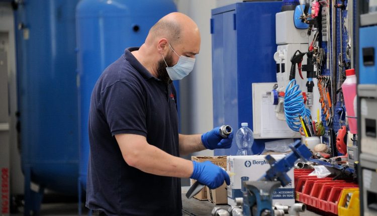 Coronavirus, il report Inail: i contagi sui posti di lavoro sono oltre 47 mila, il primato alla Lombardia | Emergency Live