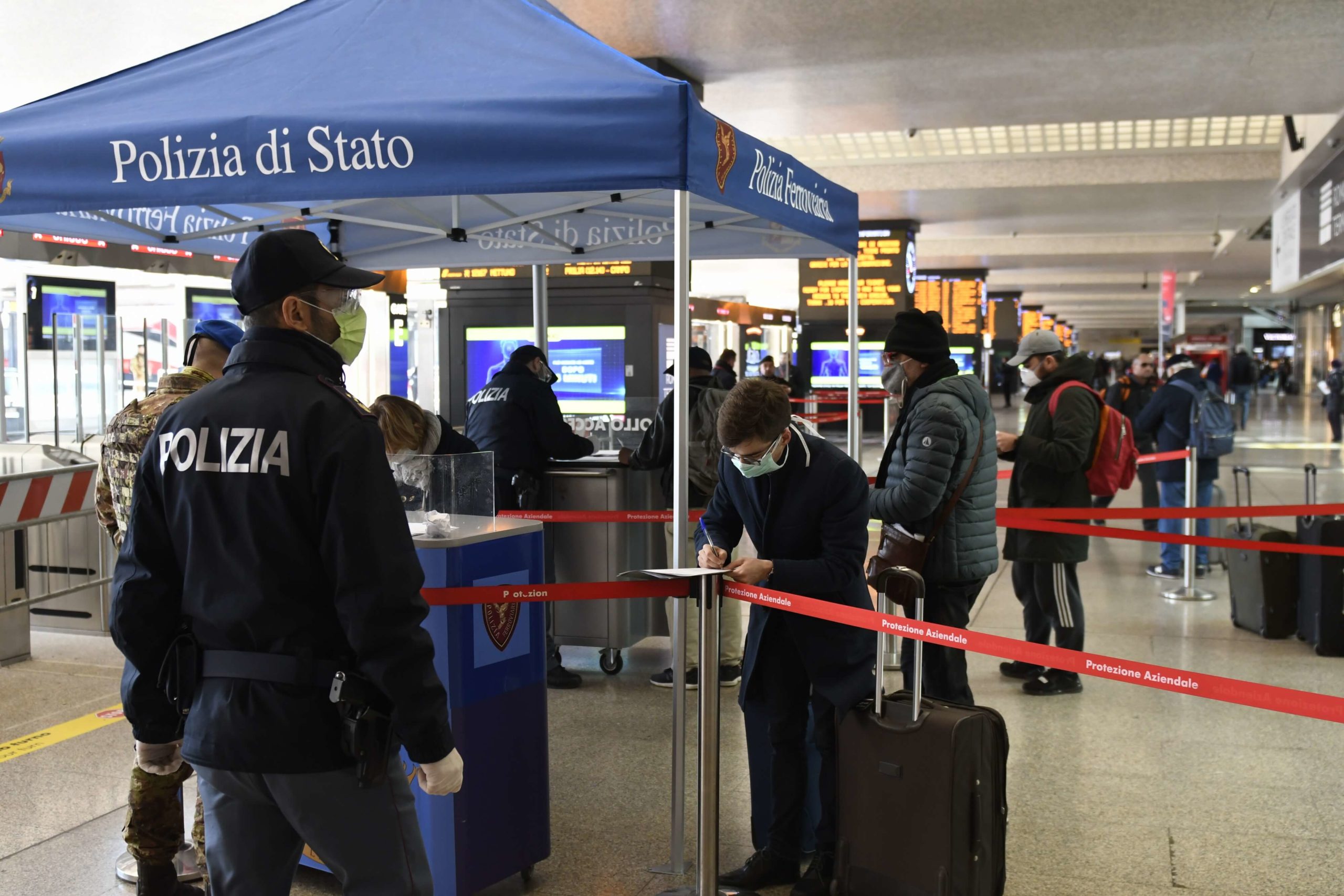 Coronavirus, contagi di nuovo in crescita. E c'è chi, positivo, rompe la quarantena e parte | Emergency Live