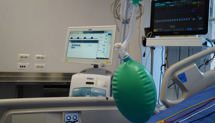 Coronavirus, Gimbe mette in guardia: “In una settimana contagi aumentati del 23%, basta contrapposizioni” | Emergency Live