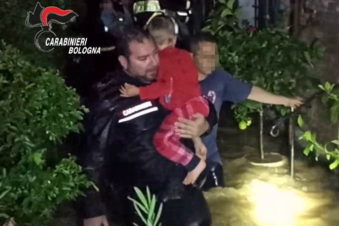 Maltempo. In Emilia-Romagna grandine, allagamenti e frane: soccorsa madre con figli nel bolognese | Emergency Live 1
