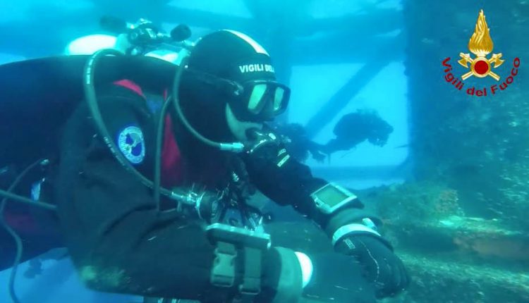 Elicottero precipita nel Tevere: sommozzatori dei Vigili del Fuoco lo individuano con un ROV | Emergency Live