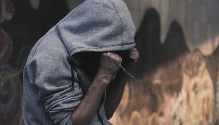 Droga ed adolescenti, la psichiatra: “Già a 12 anni assumono crack e cocaina” | Emergency Live
