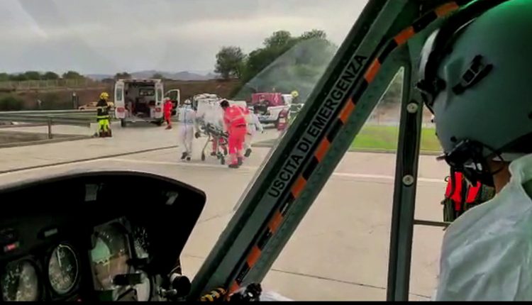 Covid-19, paziente trasportato in elicottero in biocontenimento da Olbia a Cagliari /VIDEO DEL MEDEVAC | Emergency Live