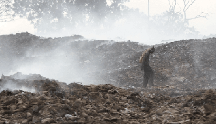 Zimbabwe: incendio in una discarica. L'epidemiologo, "preoccupato per i gas tossici" | Emergency Live