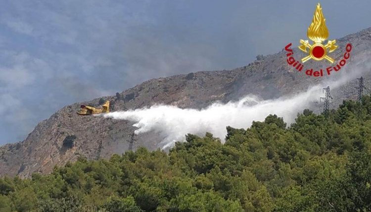 Un vasto incendio divampa a Maratea, lambite alcune abitazioni a Cersuta | Emergency Live