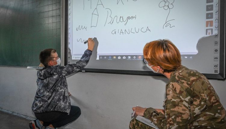 Coronavirus in Kosovo: militari del Kfor consegnano lavagne multimediali a bambini e ragazzi | Emergency Live