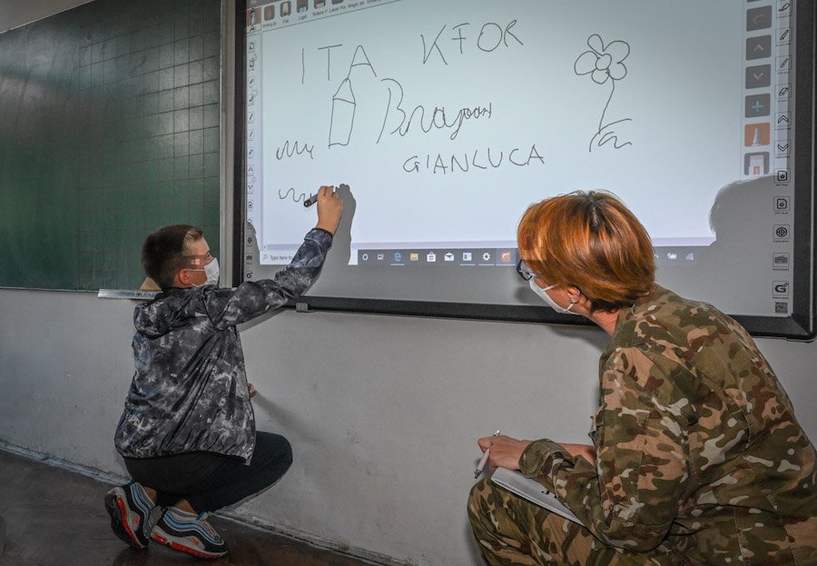 Coronavirus in Kosovo: militari del Kfor consegnano lavagne multimediali a bambini e ragazzi | Emergency Live