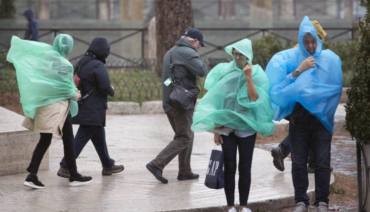 Maltempo in arrivo al Nord, domani allerta in 4 regioni: previsti da oggi temporali e grandinate | Emergency Live