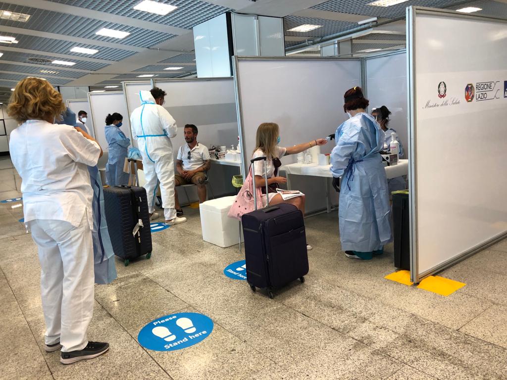Coronavirus, Zingaretti: “Messaggi sbagliati, non è sconfitto”. Al via i test a Fiumicino | Emergency Live
