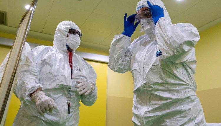 Coronavirus, impennata dei nuovi contagi: 1.071 nuovi casi e 3 morti nelle ultime 24 ore | Emergency Live