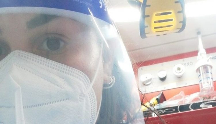 COVID-19, una soccorritrice si sfoga: “Ci avete chiamato eroi, ora portate la mascherina come braccialetto” | Emergency Live