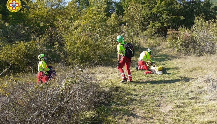 Cascate del Carlone: escursionista scivola e batte il capo, SAER ed EliPavullo all'opera con verricello | Emergency Live 1