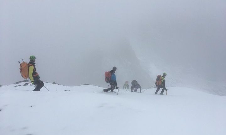 Tragedia in Lombardia, alpinista perde la vita. Soccorso alpino al lavoro per recuperare il corpo | Emergency Live