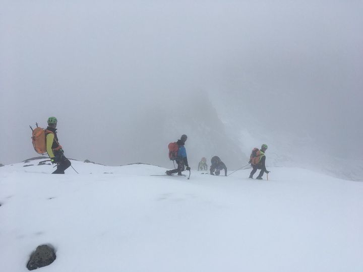 Tragedia in Lombardia, alpinista perde la vita. Soccorso alpino al lavoro per recuperare il corpo | Emergency Live