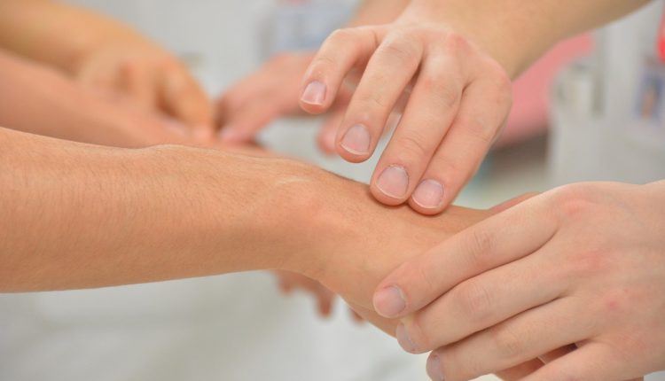 Giornata della Sla, la fisioterapia al fianco dei caregiver nella cura di pazienti con Sclerosi laterale amiotrofica | Emergency Live