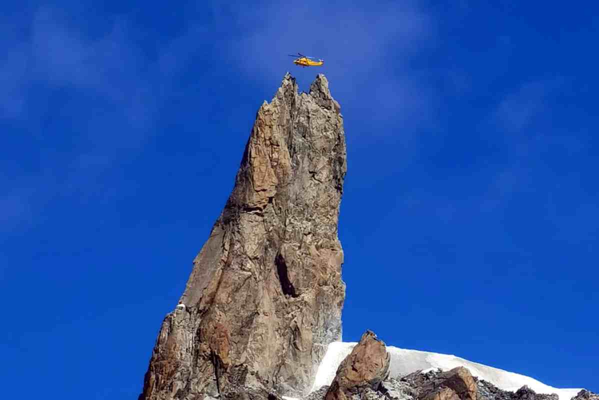 Valle d’Aosta, alpinisti bloccati sul Dente del Gigante: spettacolare intervento del Soccorso Alpino / VIDEO | Emergency Live
