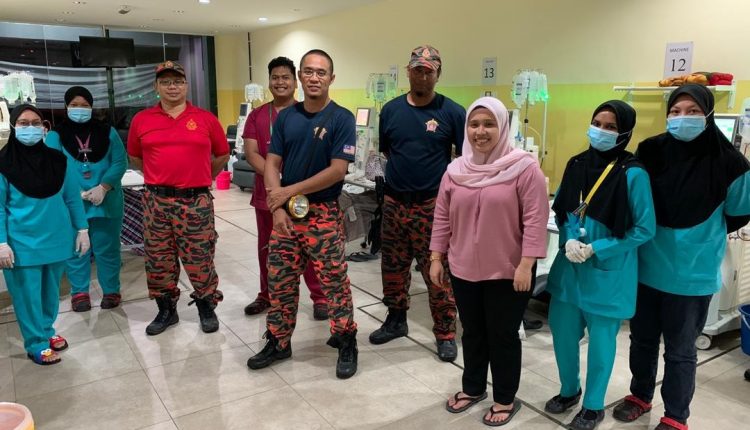Centro dialisi in Malesia finisce le risorse d'acqua e chiede aiuto ai vigili del fuoco | Emergency Live