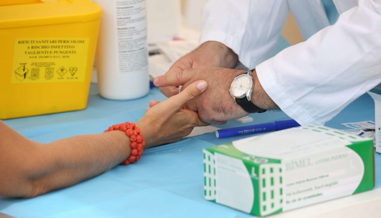 Coronavirus, l’Oms approva il test rapido: risultato in mezz’ora | Emergency Live