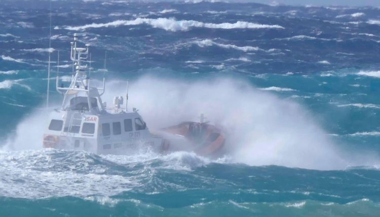 Guardia Costiera in lutto: aveva salvato un bagnante nel mare in tempesta, ritrovato il corpo del militare eroe | Emergency Live