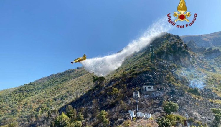Brucia ancora Maratea: canadair in azione, Vigili del Fuoco impegnati nello spegnimento | Emergency Live