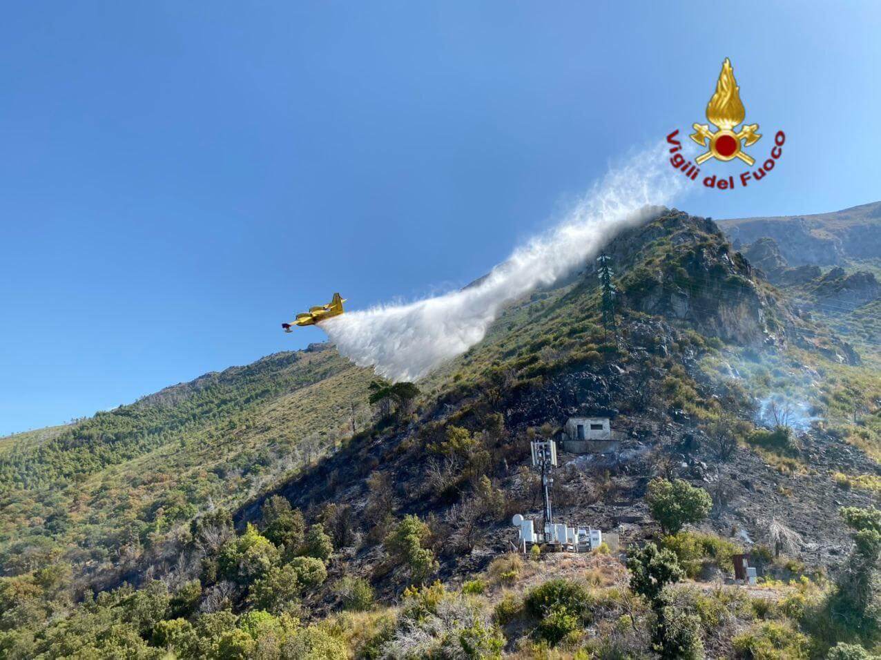 Brucia ancora Maratea: canadair in azione, Vigili del Fuoco impegnati nello spegnimento | Emergency Live