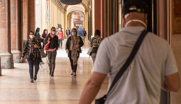 Coronavirus, a Bologna scatta l’obbligo di mascherina nel weekend | Emergency Live