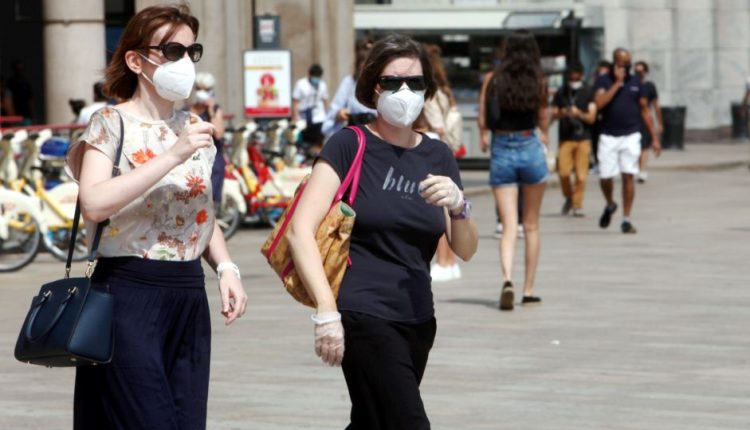 Coronavirus, in Campania torna l’obbligo delle mascherine anche all’aperto: l’ordinanza in vigore fino al 4 ottobre | Emergency Live