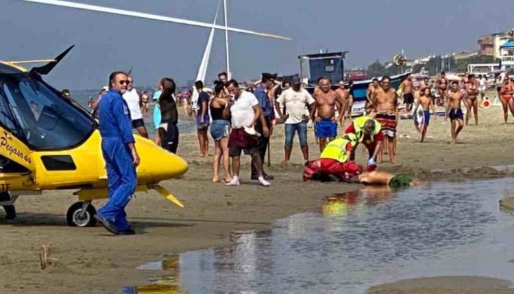 Spari in spiaggia in mezzo ai bagnanti a Torvaianica: 118 Lazio Ares Pegaso 44 atterra in riva al mare | Emergency Live