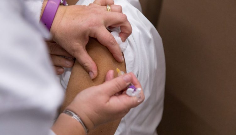 Coronavirus, Federfarma rilancia l’allarme: “Per noi rischio carenza vaccino influenzale”. A Roma solo 25 dosi per farmacia | Emergency Live