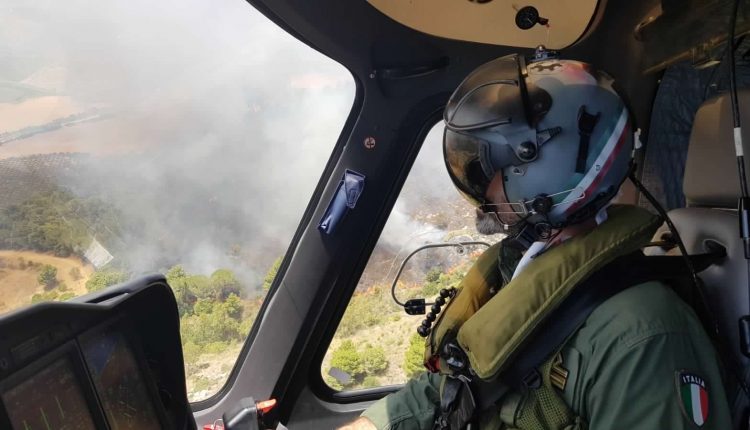 Incendi boschivi in Sicilia nel 2020, l'Aeronautica traccia un bilancio: 466 sganci per 350mila litri di acqua | Emergency Live 7