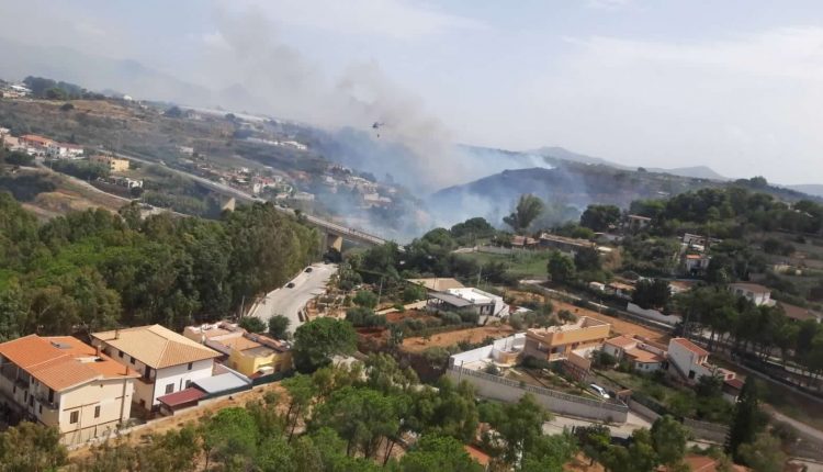 Incendi boschivi in Sicilia nel 2020, l'Aeronautica traccia un bilancio: 466 sganci per 350mila litri di acqua | Emergency Live 3