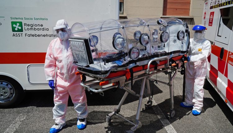 Coronavirus, 7.332 contagi con 152.196 tamponi. Preoccupa Milano: oltre mille positivi | Emergency Live