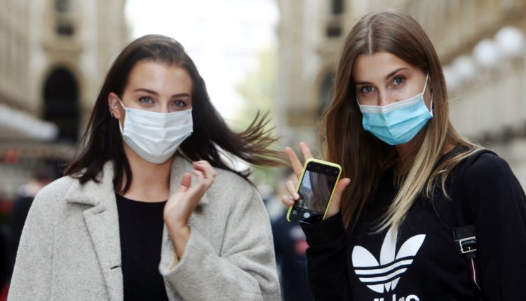 Coronavirus, la Società italiana di Pediatria (Sip): “A scuola si rispettano le regole, fuori no” | Emergency Live
