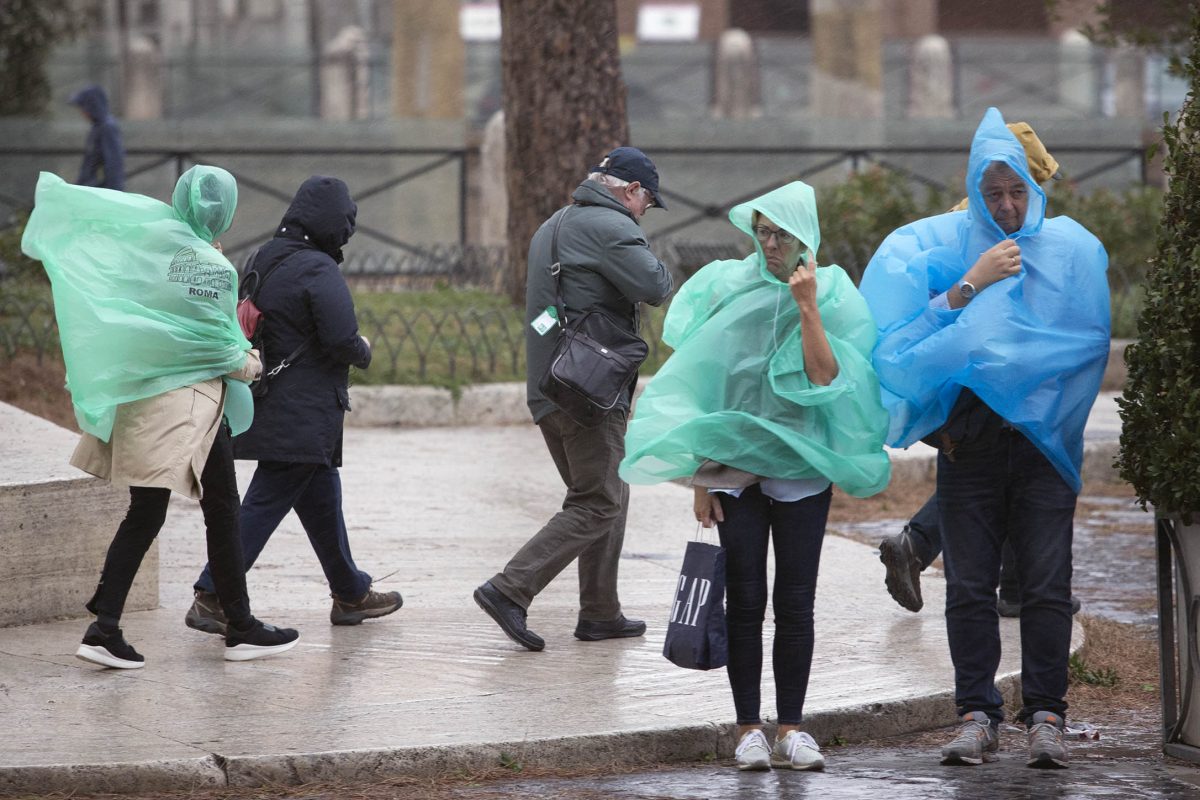 Torna il maltempo, domani allerta gialla su dodici regioni: da nord a sud temporali e venti di burrasca | Emergency Live