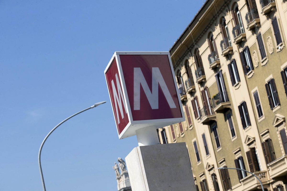 Roma, tenta il suicidio gettandosi sotto la metro: illesa | Emergency Live
