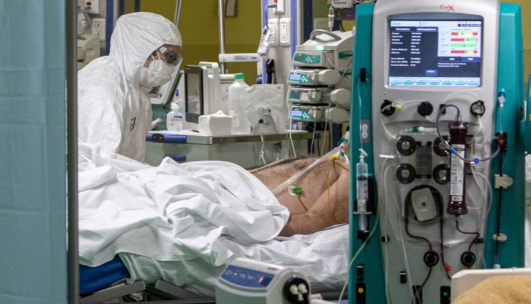 COVID-19 in Francia, è allarme: in terapia intensiva ai livelli di maggio | Emergency Live