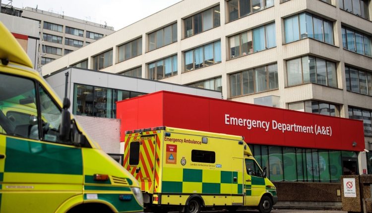 COVID-19, in UK il National Health Service (NHS) programma la vaccinazione di medici, infermieri e soccorritori entro poche settimane | Emergency Live