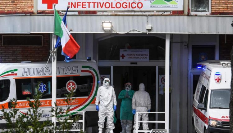 COVID-19, a Napoli la situazione è drammatica: ambulanze bloccate fuori gli ospedali, paziente per 24 ore a bordo | Emergency Live