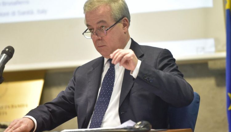 Locatelli: “Accelerazione dei contagi, ma niente panico. Lavoriamo per evitare lockdown totale” | Emergency Live