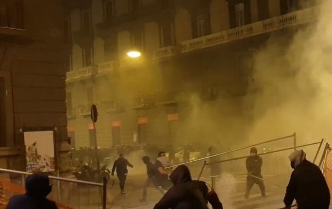 COVID-19, protesta contro il lockdown regionale: guerriglia sul lungomare di Napoli | Emergency Live 1