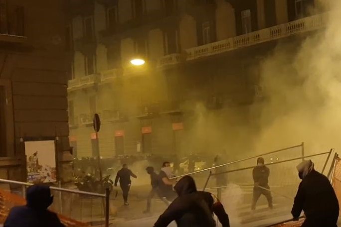COVID-19, protesta contro il lockdown regionale: guerriglia sul lungomare di Napoli | Emergency Live 1