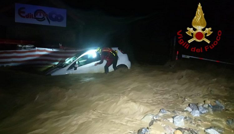 Maltempo in Piemonte: i soccorritori francesi hanno ignorato per 7 ore le richieste di aiuto di 40 italiani intrappolati | Emergency Live