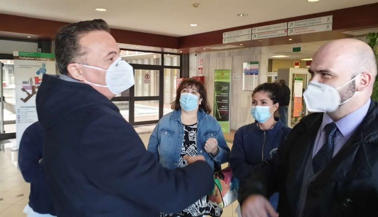 Parma, guarito dal coronavirus torna in ospedale a ringraziare medici ed infermieri / VIDEO | Emergency Live
