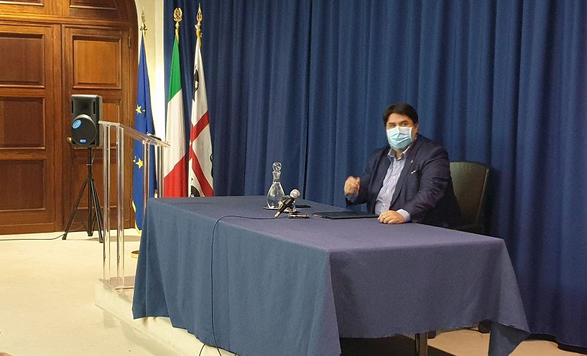 Coronavirus, Solinas firma l’ordinanza: test d’ingresso per chi arriva in Sardegna, mascherine obbligatorie anche all'aperto | Emergency Live